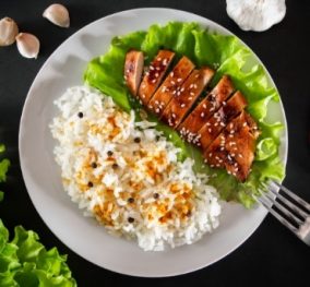 teriyaki-chicken-with-sesame-seeds-lettuce-and-ric-UR9S6HA-1.jpg